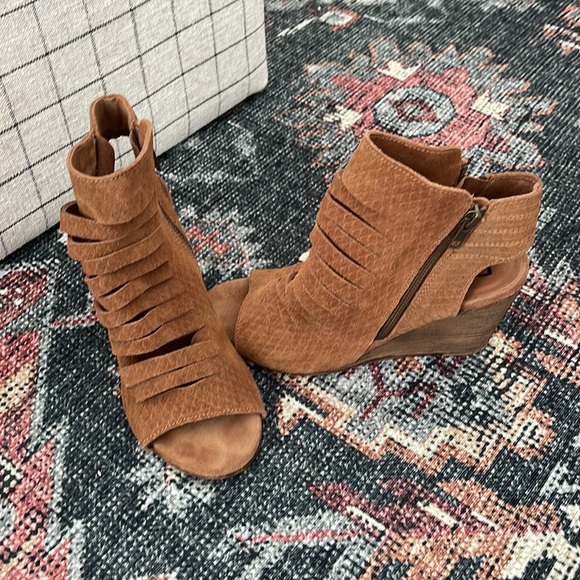 DIBA Women’s Leather Side Zip Wedges - Picture 2 of 5